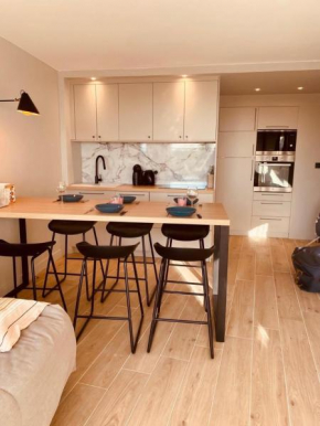 LE CALI, P2 Cabine dans une résidence avec piscine, vue mer et parking privé